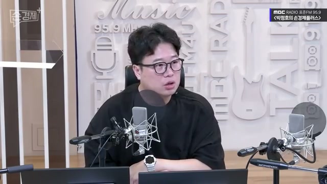 장면 6 — 동료에게 묻던 업무 대화가 AI로 옮겨가는 장면