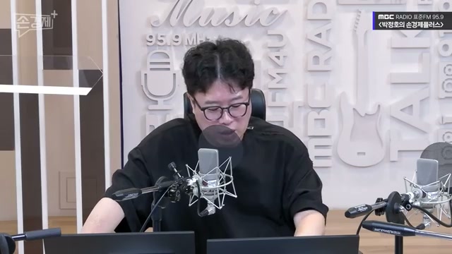 장면 24 — 모든 세대에 필요한 AI 시대의 생존 역량을 정리하는 장면