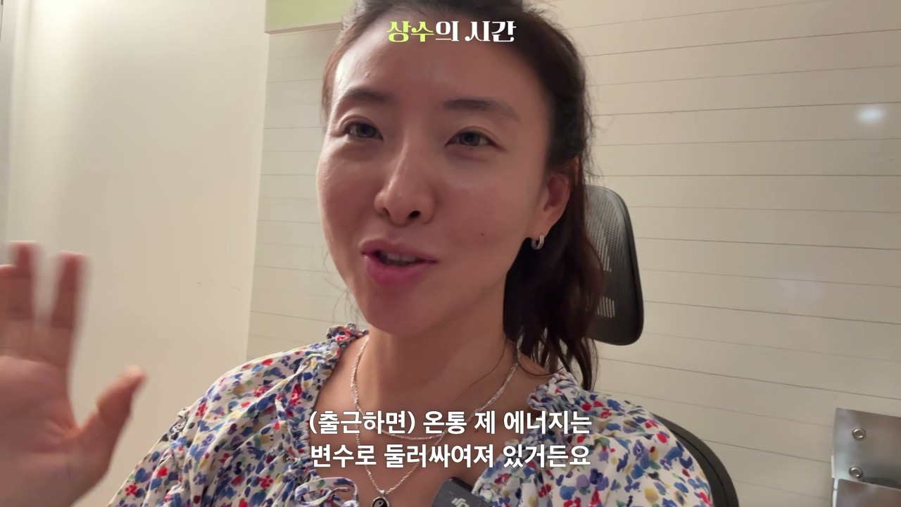 장면 12 — 책상 앞에서 자신의 시간을 설명하는 장면