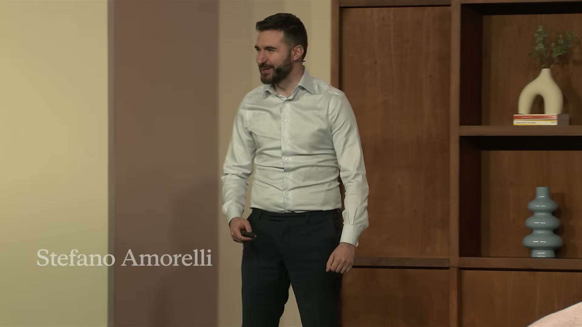 장면 1 — 발표자 Stefano Amorelli 소개