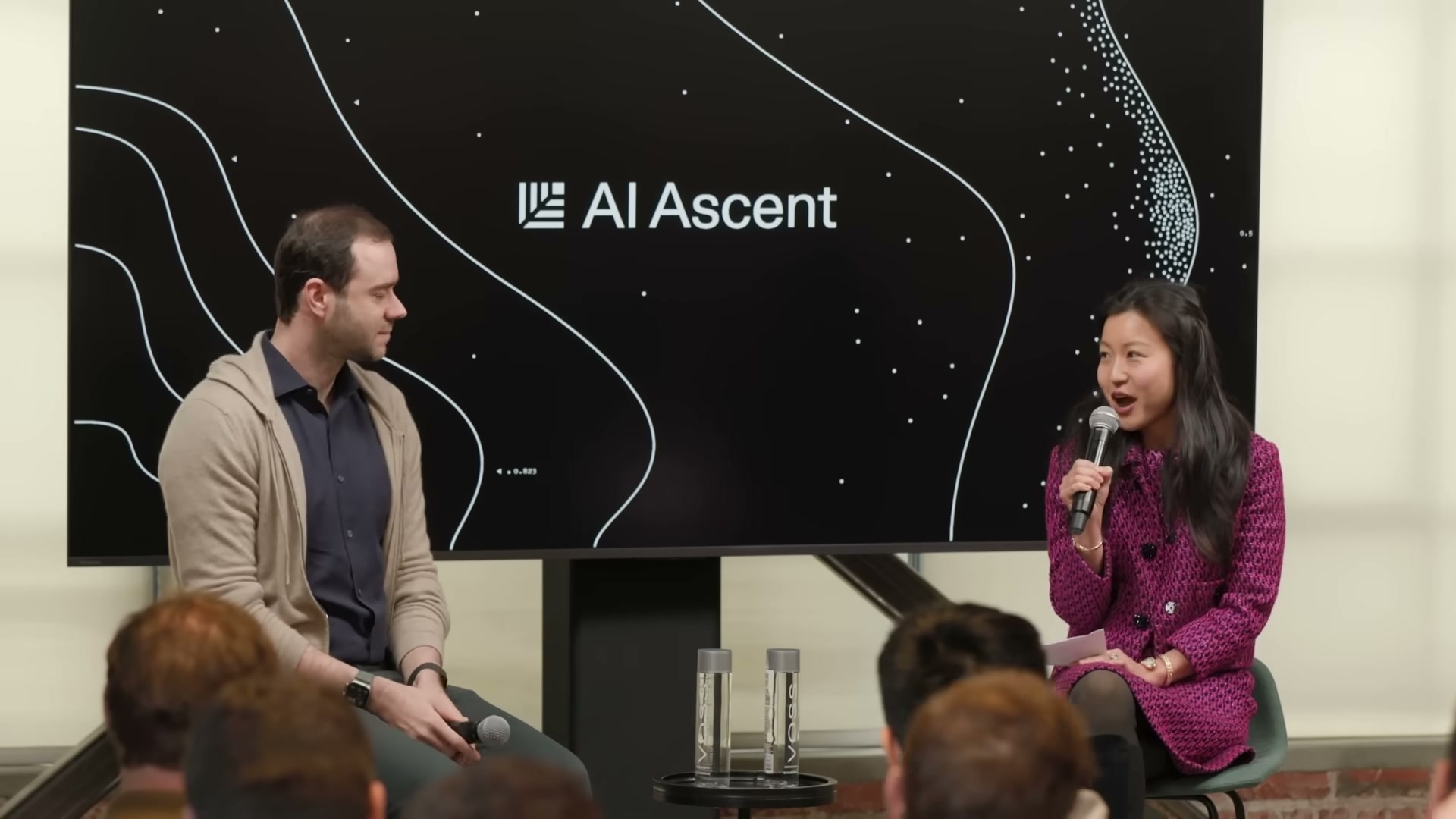 장면 1 — AI Ascent 무대, Stephanie Zhan의 소개